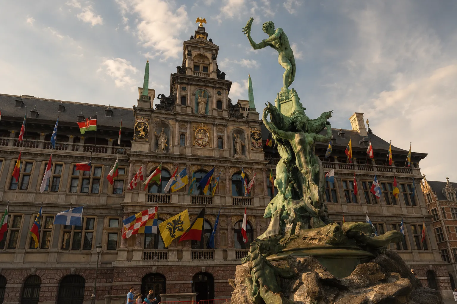 La fachada de la catedral de Amberes en la Groenplaats, con la estatua de Rubens