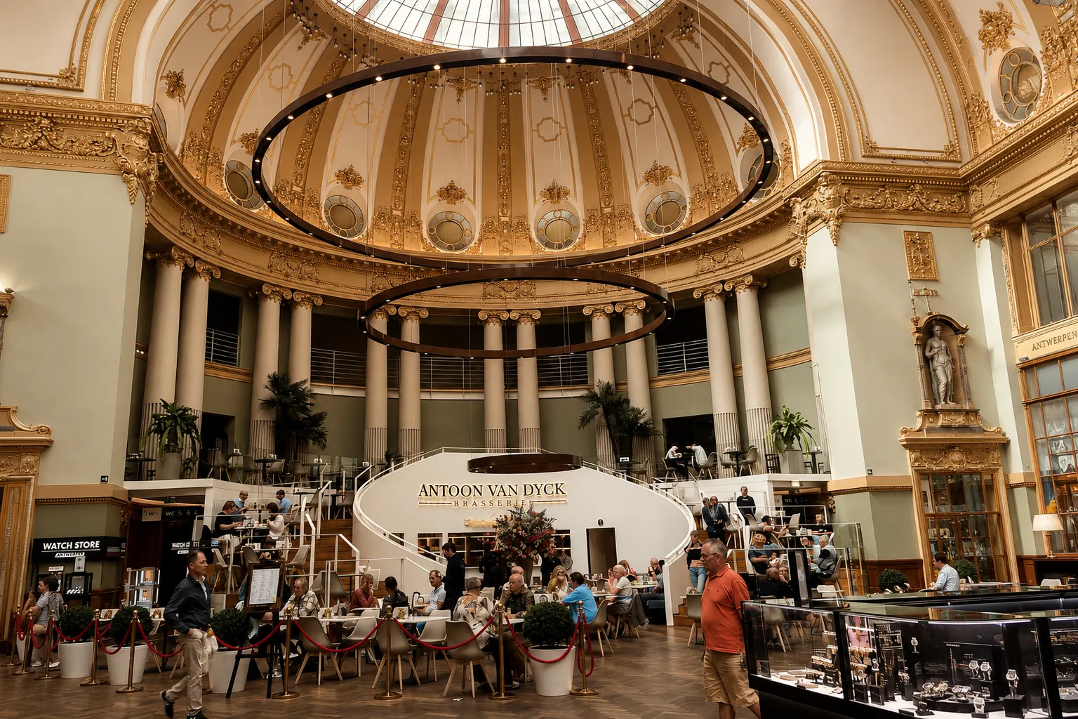 Los techos dorados de la galería Stadsfeestzaal de Amberes