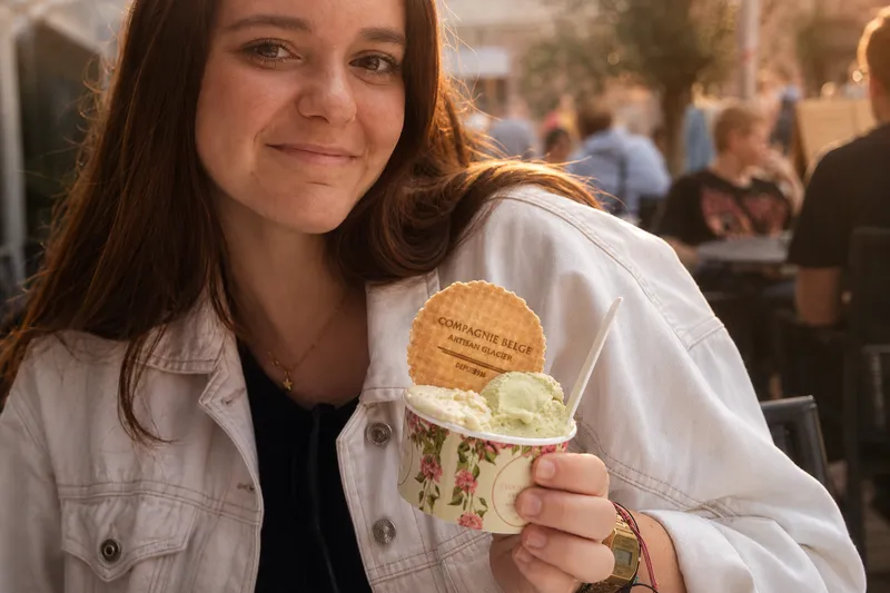 Un helado en una terraza del centro de Amberes en agosto