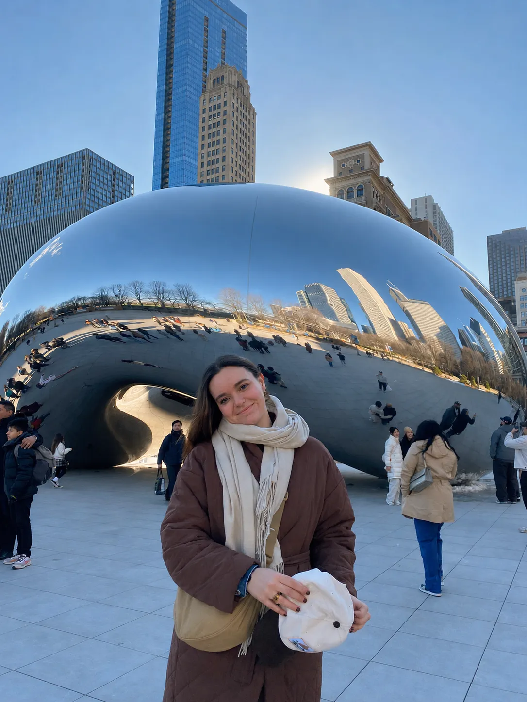 Andrea González junto al Cloud Gate, en Chicago