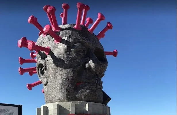 Esculturas alegóricas del Liberty Sculpture Park en el desierto de Mojave, junto a la Interestatal 15