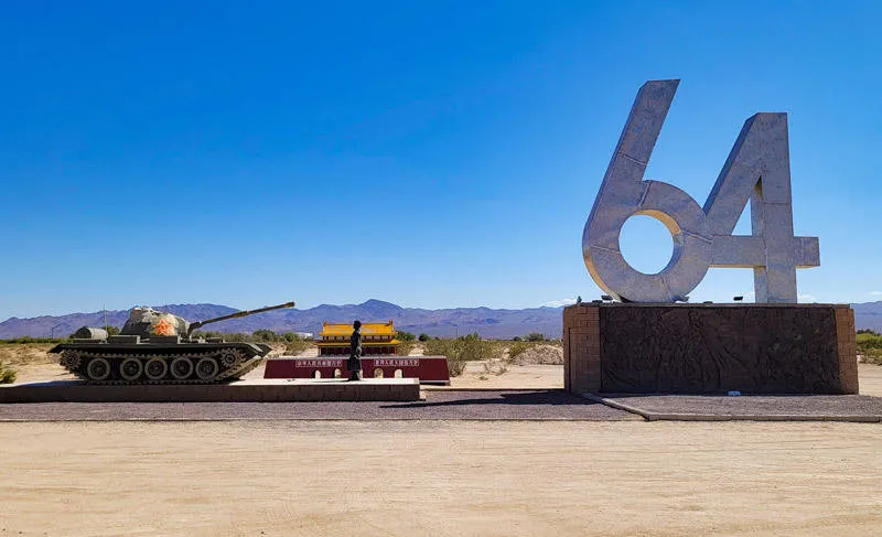 El número 64 levantado en el Liberty Sculpture Park, desierto de Mojave, California