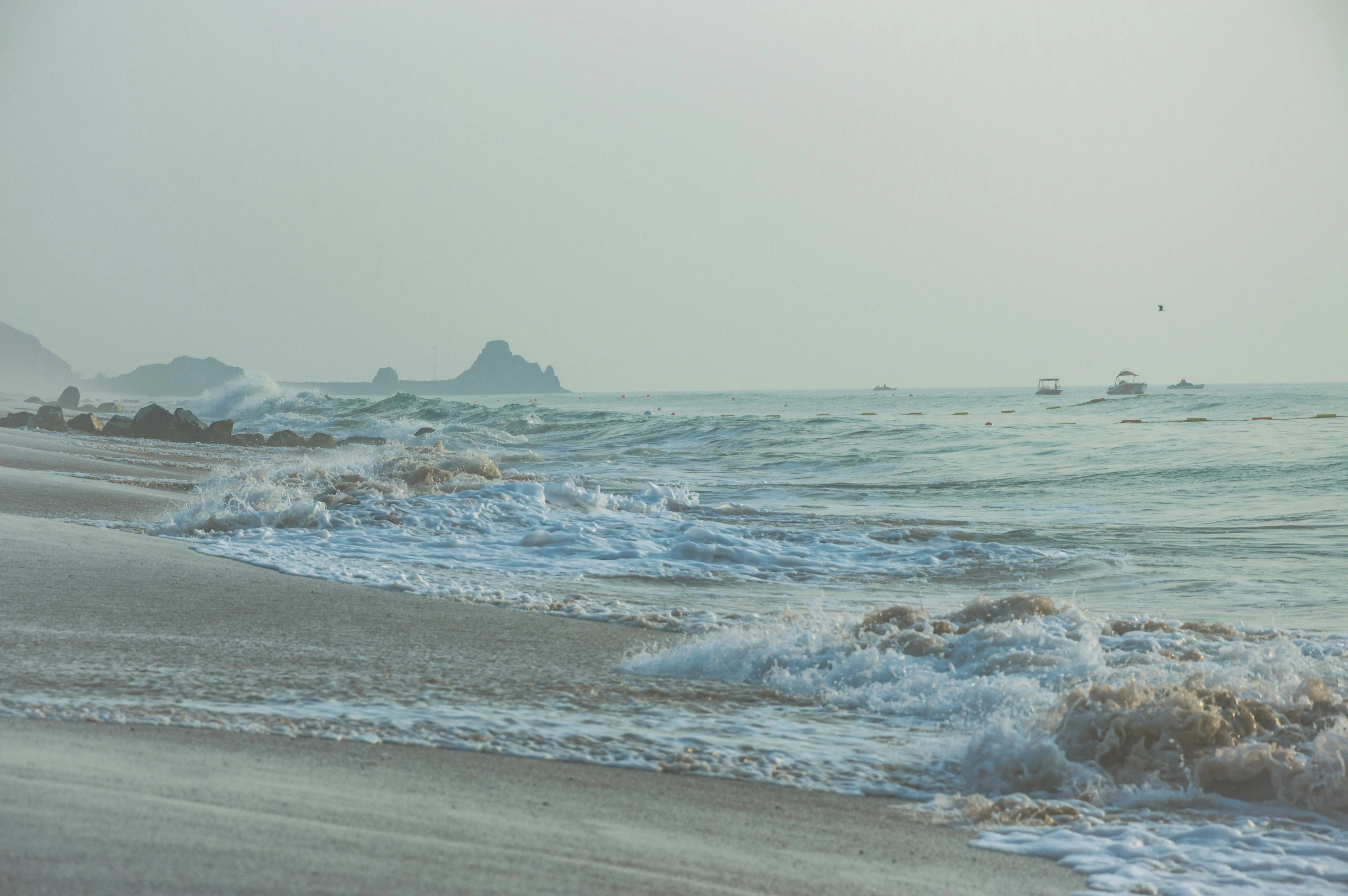 La playa de la reserva de Ras Al Jinz al atardecer, vista desde el alojamiento