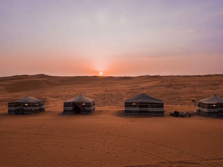 Vista del campamento de Wahiba Sands desde lo alto de la duna al atardecer