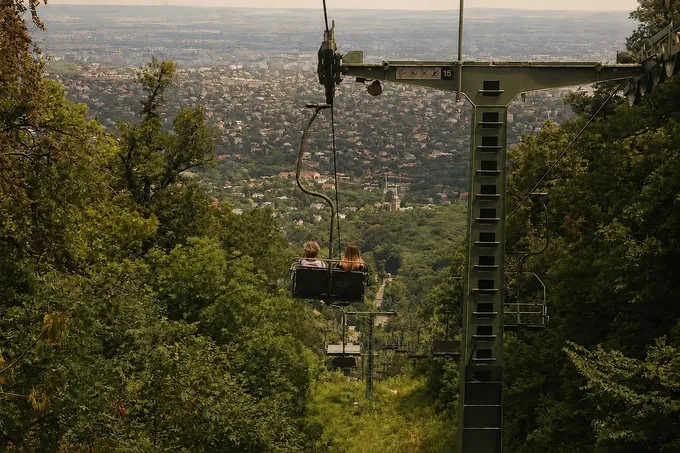 Bajar de las colinas de Buda en telesilla, con Budapest entera extendiéndose al fondo.