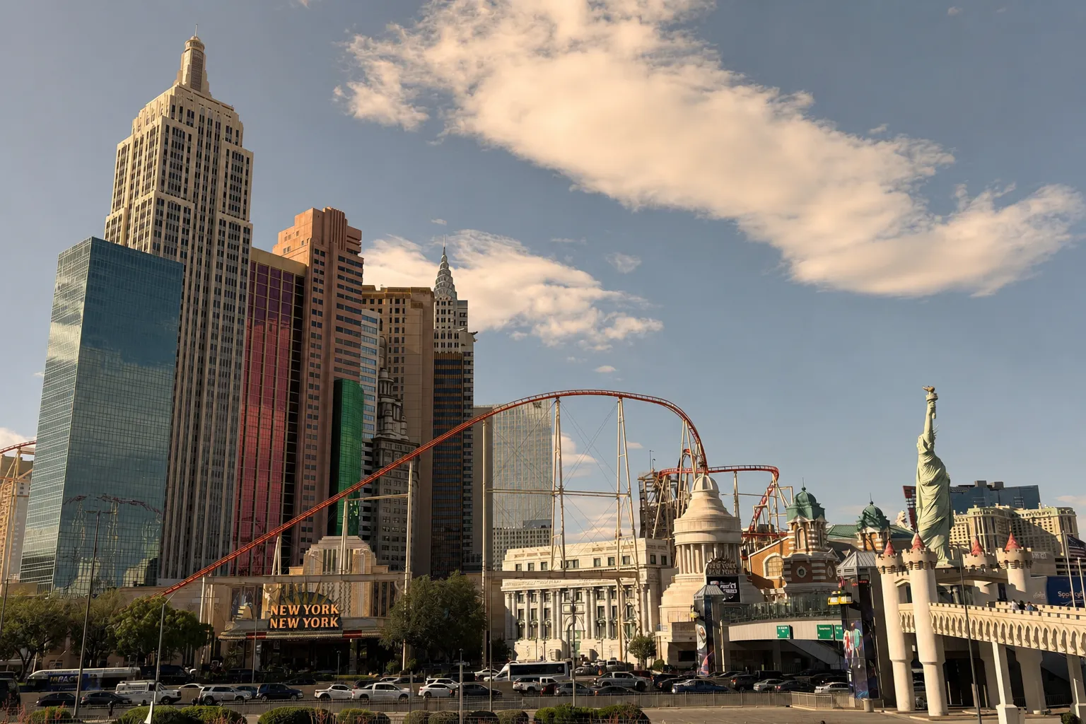 El New York-New York y su montaña rusa, en el Strip de Las Vegas