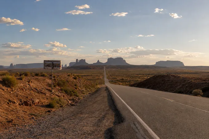 La carretera hacia Monument Valley, el plano que has visto en mil películas y que aun así impresiona.