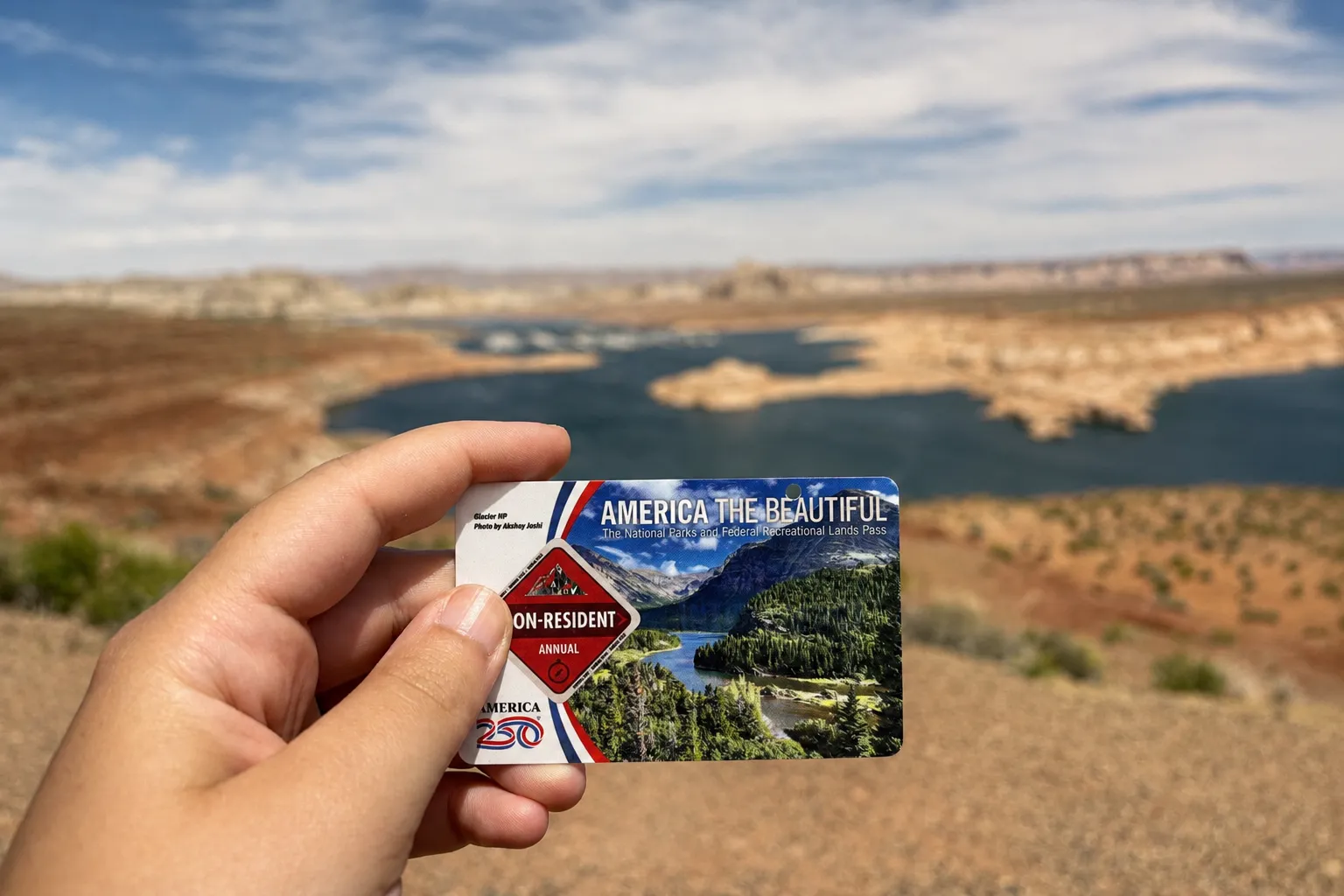 El pase America the Beautiful sostenido frente al lago Powell