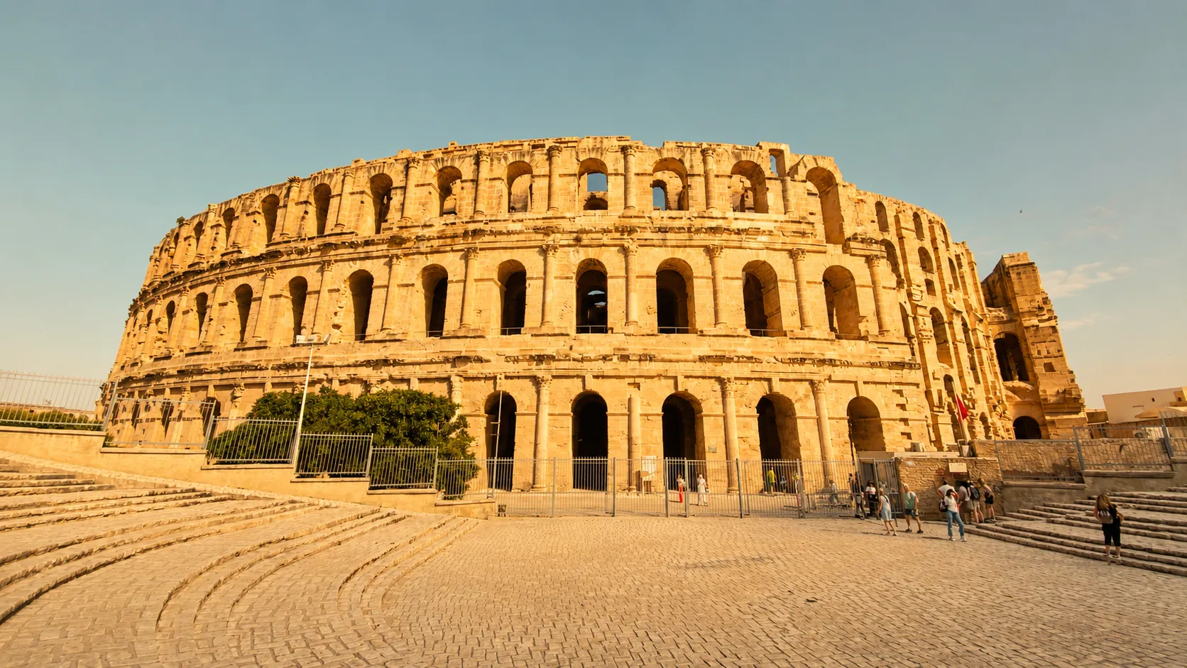 El anfiteatro romano de El Djem visto desde fuera, alzándose sobre el pueblo