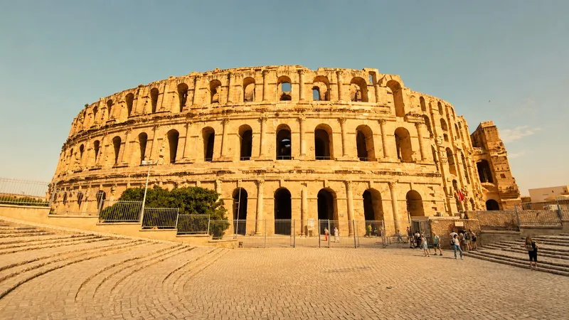 El anfiteatro romano de El Djem visto desde fuera, alzándose sobre el pueblo