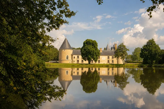 El castillo de Chamerolles reflejado en su foso, uno de los desvíos del Loira que sí compensan.