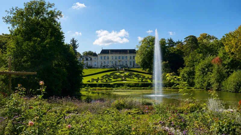 La fuente del Parc Floral con el Château de la Source al fondo, en Orléans